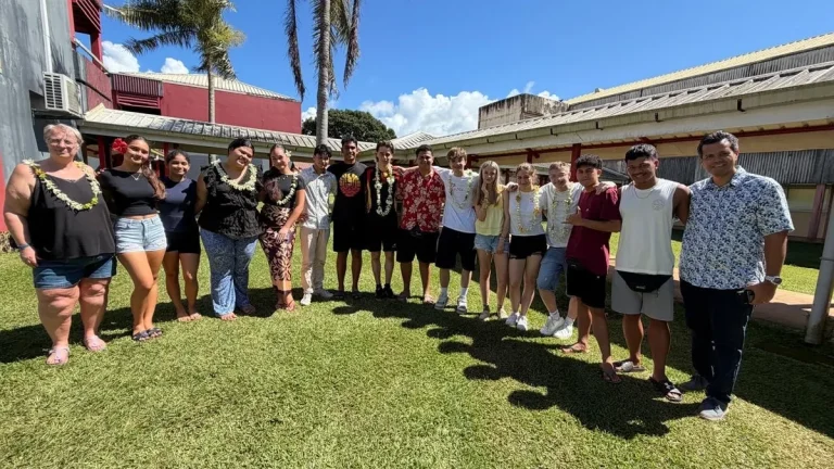 La lutte des générations : quand la jeunesse se frotte à l&rsquo;absurde du plastique