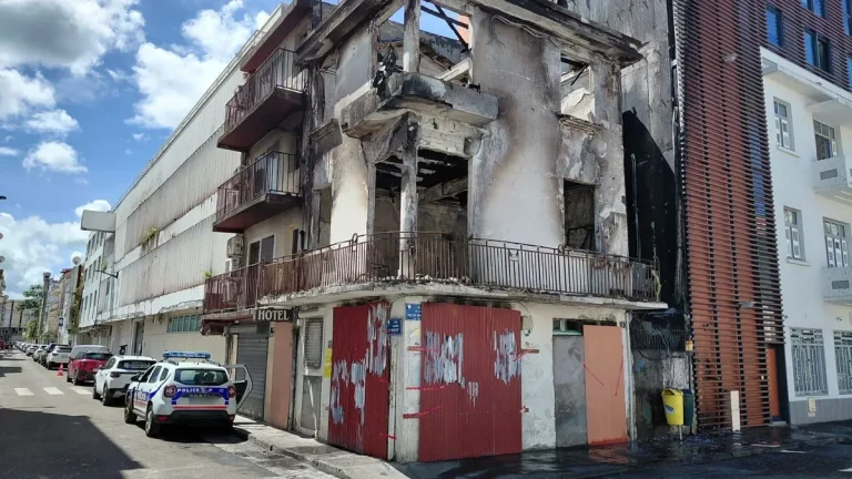 Tragédie à Fort-de-France : l&rsquo;incendie d&rsquo;un immeuble abandonné soulève des questions sociales