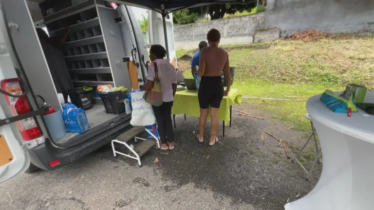 La solidarité en mouvement à Gourbeyre : un bus pour lutter contre la précarité alimentaire