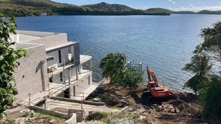 Une Maison Controversée sur le Littoral : Enjeux et Irrégularités