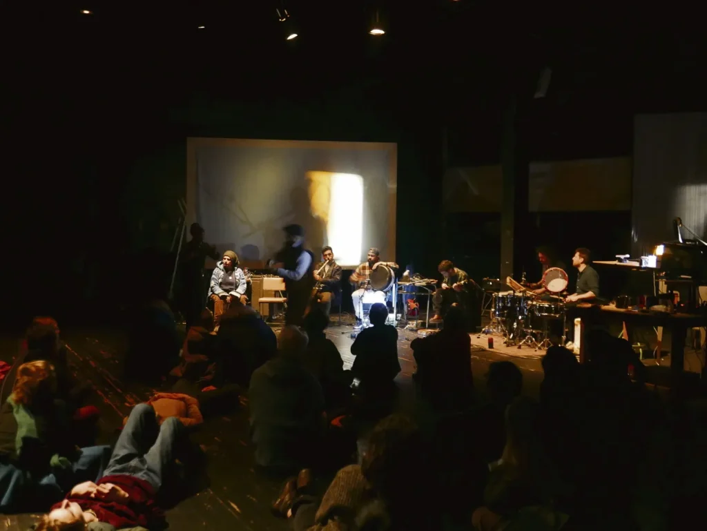 À Paris, les chants ouvriers tunisiens résonnent : les conservateurs face à l'absurde de Redeyef !