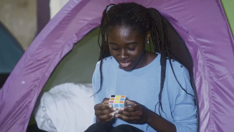 À 20 ans, SDF : Quel avenir pour les talents comme Sorj Chalandon et Corinne Masiero ?