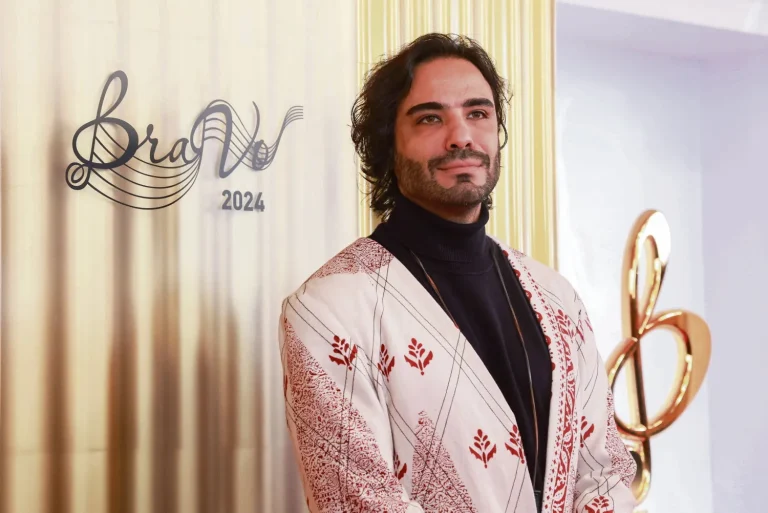 Ali Ghamsari joue devant la centrale d'Iran : un cri de désespoir face aux absurdités des dirigeants conservateurs !