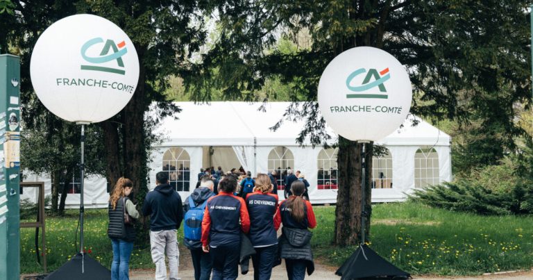 Quand le Crédit Agricole Franche-Comté Célébre l&rsquo;Engagement des Clubs de Football : Une Farce Émotionnelle