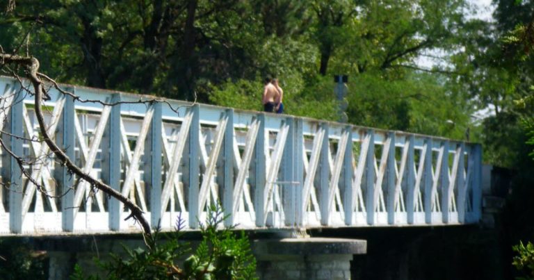 Canal de Jonage à Lyon : des sauts depuis les ponts malgré les interdictions et les dangers.