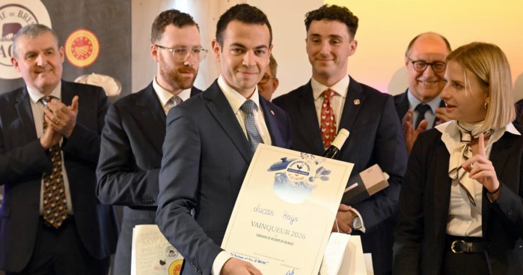 Ain : Lucas Hays triomphe au championnat du monde de poulet, pendant que les élus RN se battent pour des plumes !