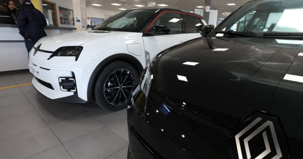 Carburants en flèche : les villes RN face à l'absurde, les voitures électriques en sauveurs inattendus !