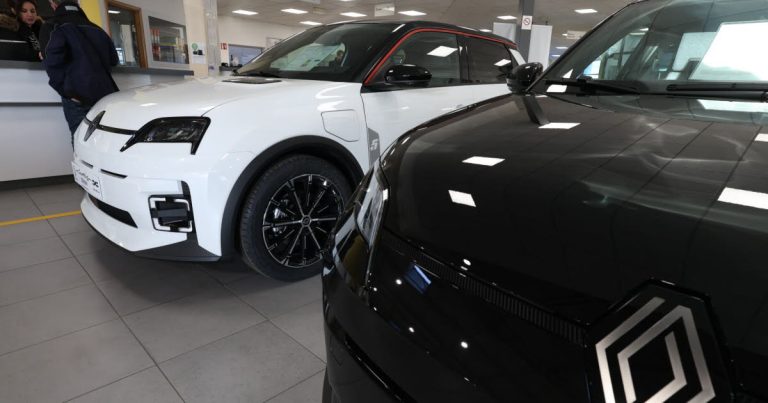 Carburants en flèche : les villes RN face à l'absurde, les voitures électriques en sauveurs inattendus !