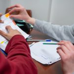 Éducation en déroute : Collégiens à bout, profs absents et dirigeants conservateurs à la traîne !