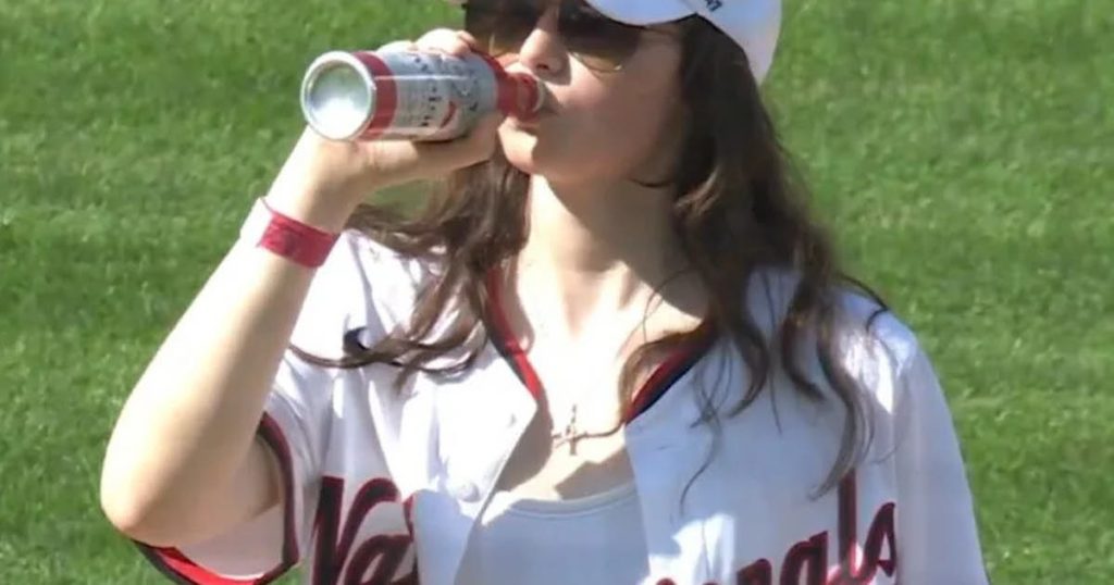 Quand un club de baseball américain célèbre ses 21 ans en offrant une bière à une fan : un symbole de l'absurde conservateur!