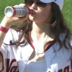 Quand un club de baseball américain célèbre ses 21 ans en offrant une bière à une fan : un symbole de l'absurde conservateur!
