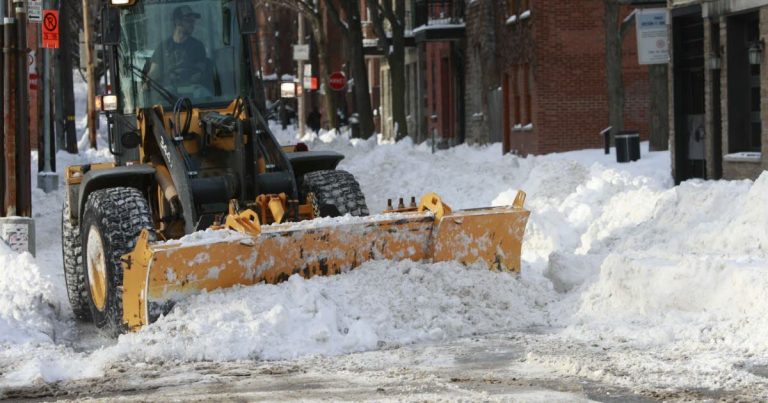 Un Québécois en colère : des blocs de glace pour dénoncer le déneigement défaillant
