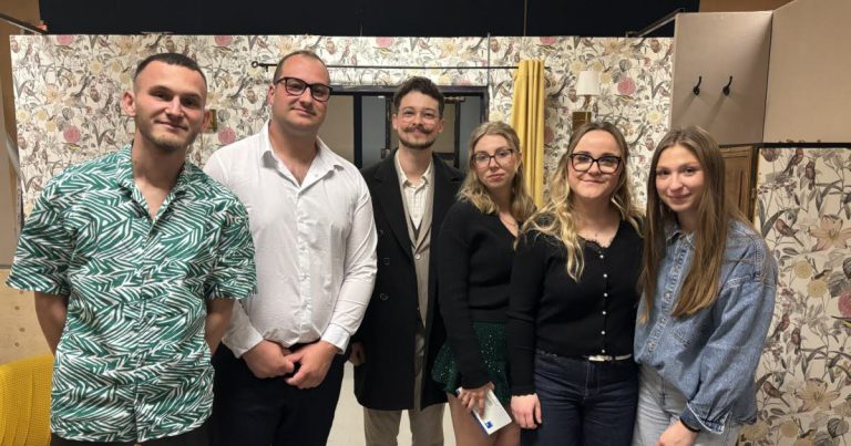 Quand le théâtre devient un miroir des contradictions politiques