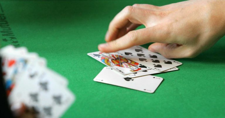 Le Concours de Belote : Quand la Tradition Se Frotte à l&rsquo;Absurde