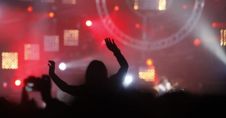 La Passion Dévorante des Fans de Concerts : Entre Évasion et Obsession