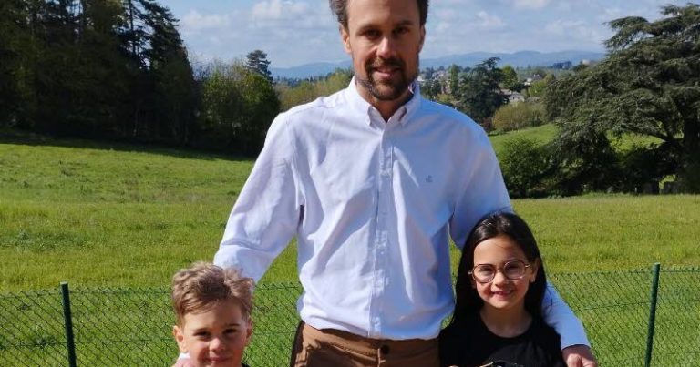 À Lyon, un fan de &lsquo;La Vérité si je mens&rsquo; vend 500 paires de baskets à 119€ chacune : un cadeau surprise pour Cyril Hanouna !