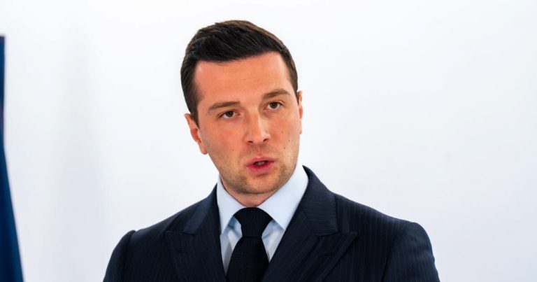 Jordan Bardella annonce le retrait du drapeau européen du perron de l&rsquo;Élysée s&rsquo;il est élu président.