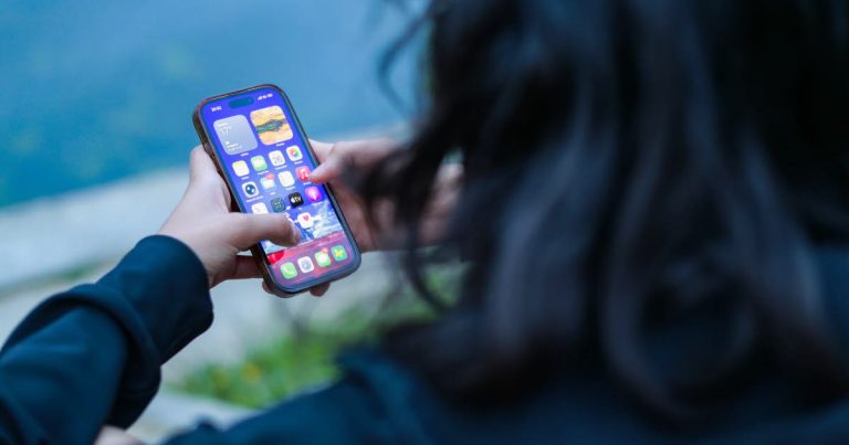 Les adolescents australiens continuent d&rsquo;utiliser les réseaux sociaux malgré l&rsquo;interdiction.