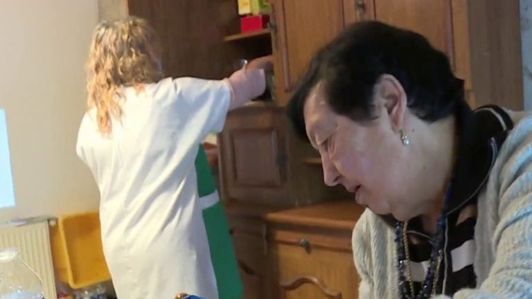 Recrutements d&rsquo;auxiliaires de vie : 70 000 postes à pourvoir, une réponse à la crise ?