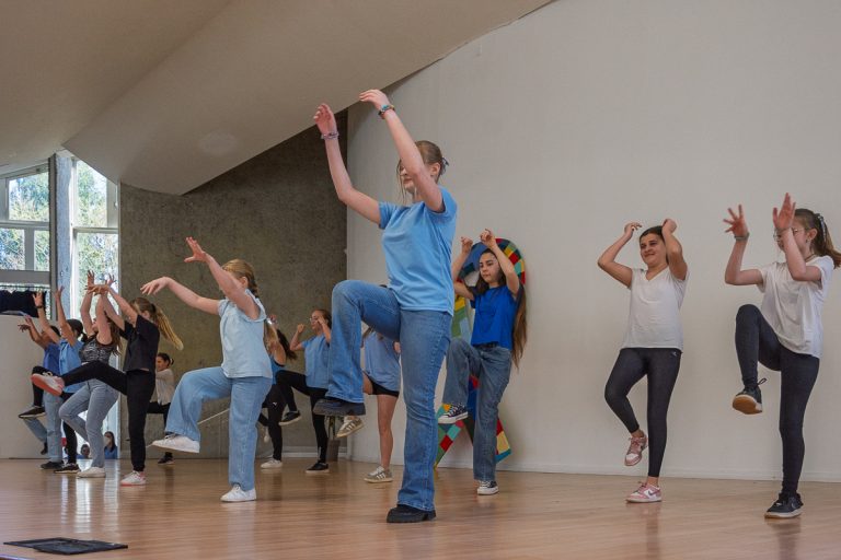 Bouge en Bleu : Quand la Sensibilisation à l’Autisme Devient un Spectacle