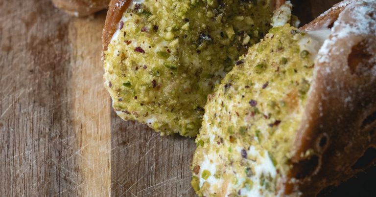 Découvrez comment réaliser des cannoli siciliens à la pistache : un défi savoureux !