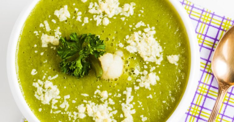 La soupe de laitue au parmesan : un plat de résistance face à l&rsquo;absurde