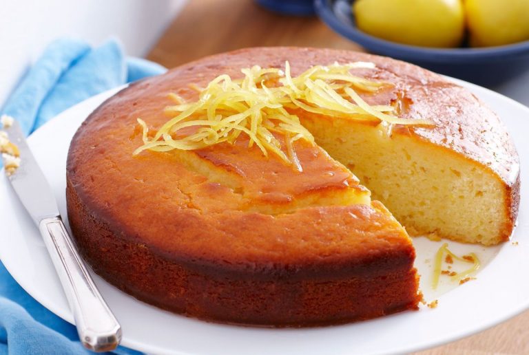 La Recette Inratable du Gâteau au Yaourt : Une Base pour des Délices Variés