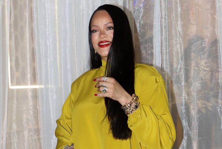 Rihanna adopte le look safran à Mumbai avec des superpositions de vêtements.