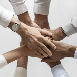 Quand l'IA remplace l'assistance sociale : les absurdités des villes RN face à la solidarité tunisienne