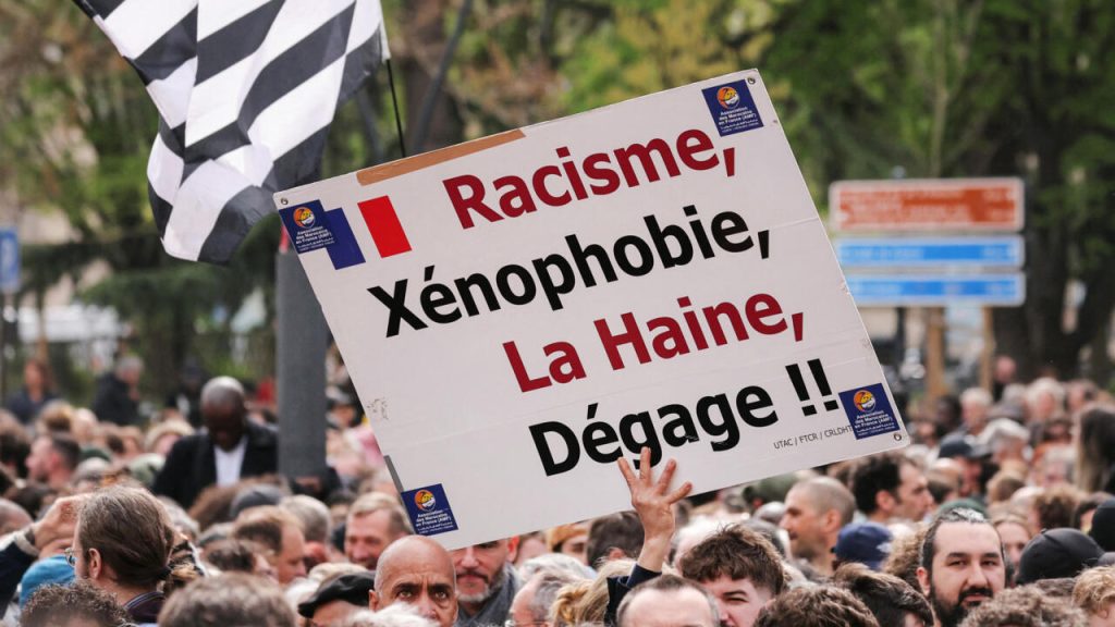 Quand le racisme s'invite au cœur des villes RN : les absurdités des dirigeants conservateurs exposées !