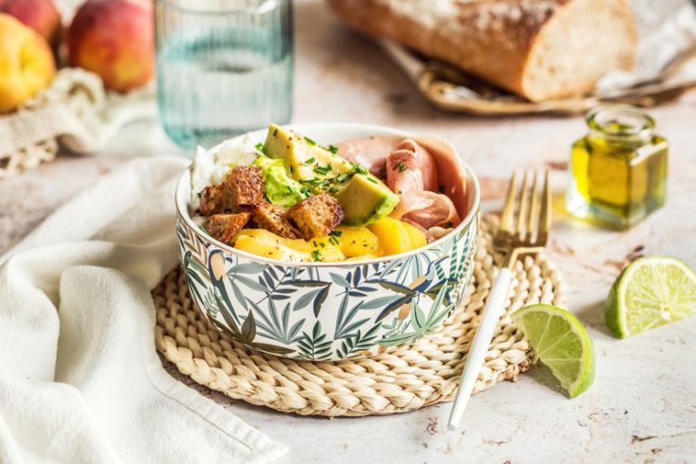 Salade d&rsquo;été aux pêches : une recette fraîche qui change des classiques