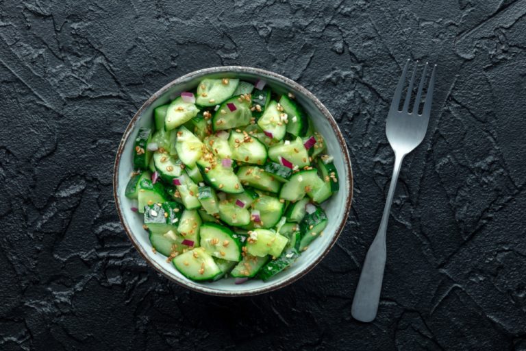 La Salade de Concombre Écrasé : Un Plat qui Révèle l&rsquo;Absurde de notre Société