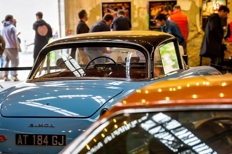Salon du Vintage à Bordeaux : Darwin présente des voitures mythiques et la pop culture.