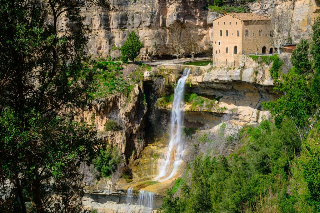 Sant Miquel del Fai : entre cascades cachées et monastères, un havre que les élus extrêmes ignorent !
