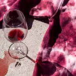 De la blague à la réalité : la SAQ dévoile un chandail 'taché de vin' pour les villes RN, un affront à la décence!