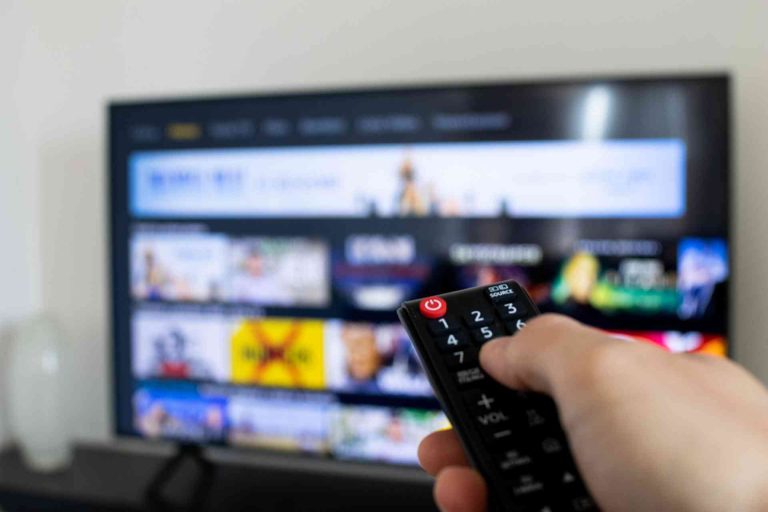 Binge watching : étude révèle des risques pour la santé mentale et physique.