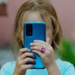 Interdiction des réseaux sociaux pour les moins de 15 ans : les sénateurs conservateurs s'attaquent à nos ados, mais qui surveillera leurs absurdités ?