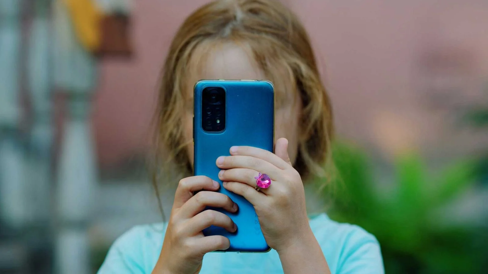 Interdiction des réseaux sociaux aux moins de 15 ans : le Sénat propose une liste noire et la fin des portables au lycée