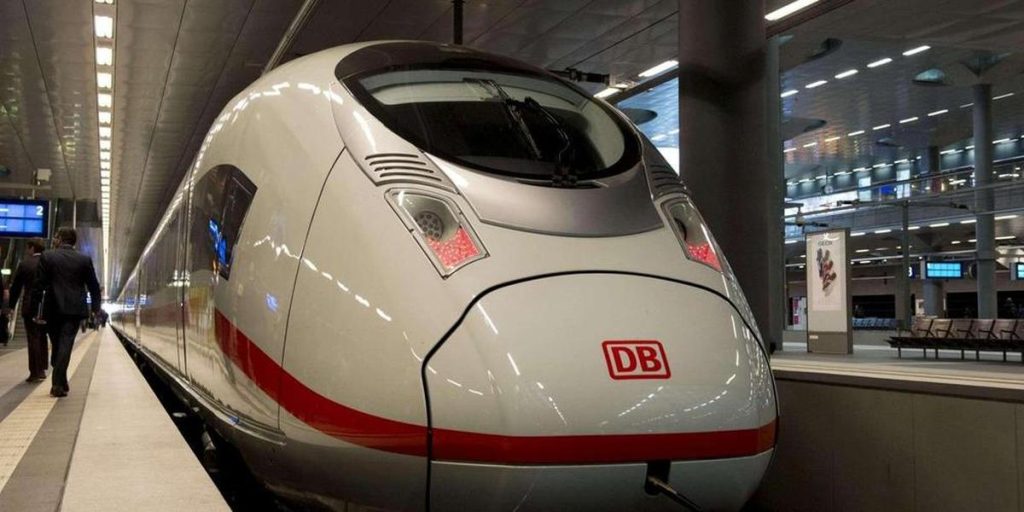 En Allemagne, un homme déclenche la panique dans un train : les passagers le confinent aux toilettes !