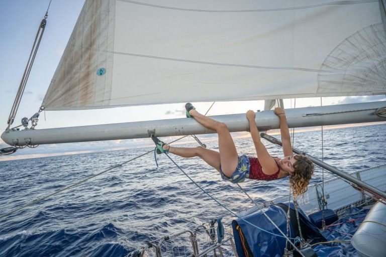 Naviguer à Contre-Courant : La Voile, un Voyage Engagé