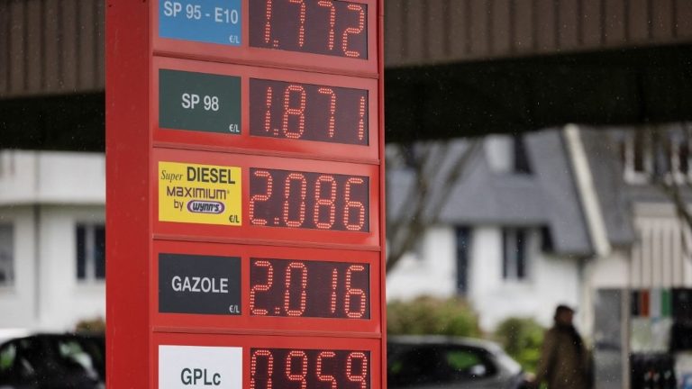 Les stations-service ont-elles vraiment profité de la guerre au Moyen-Orient pour gonfler les prix ?