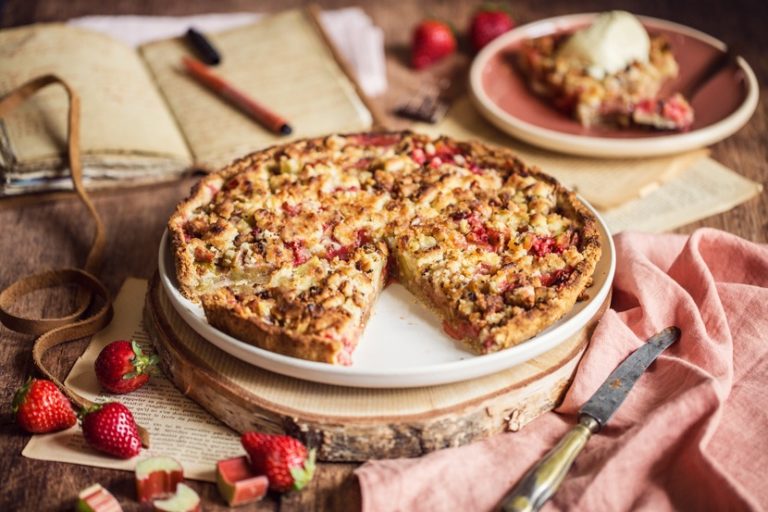 Tarte-Crumble Fraises/Rhubarbe : Un Voyage Culinaire