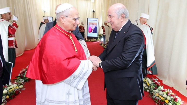 Pape en Algérie : Une Visite Historique ou un Nouveau Chapitre de la Manipulation Médiatique ?