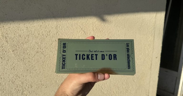 À Besançon, un influenceur gourmand lance une chasse aux tickets d’or pour Pâques : une comédie cynique