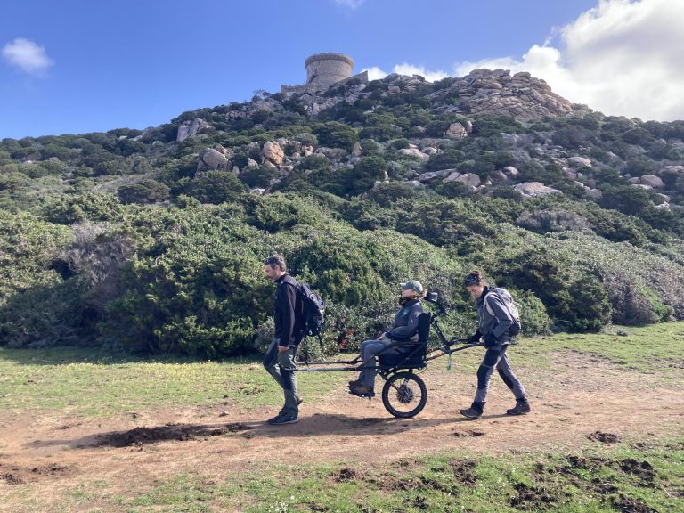 Découvrez les sentiers du littoral : une balade en joëlette qui change la perspective