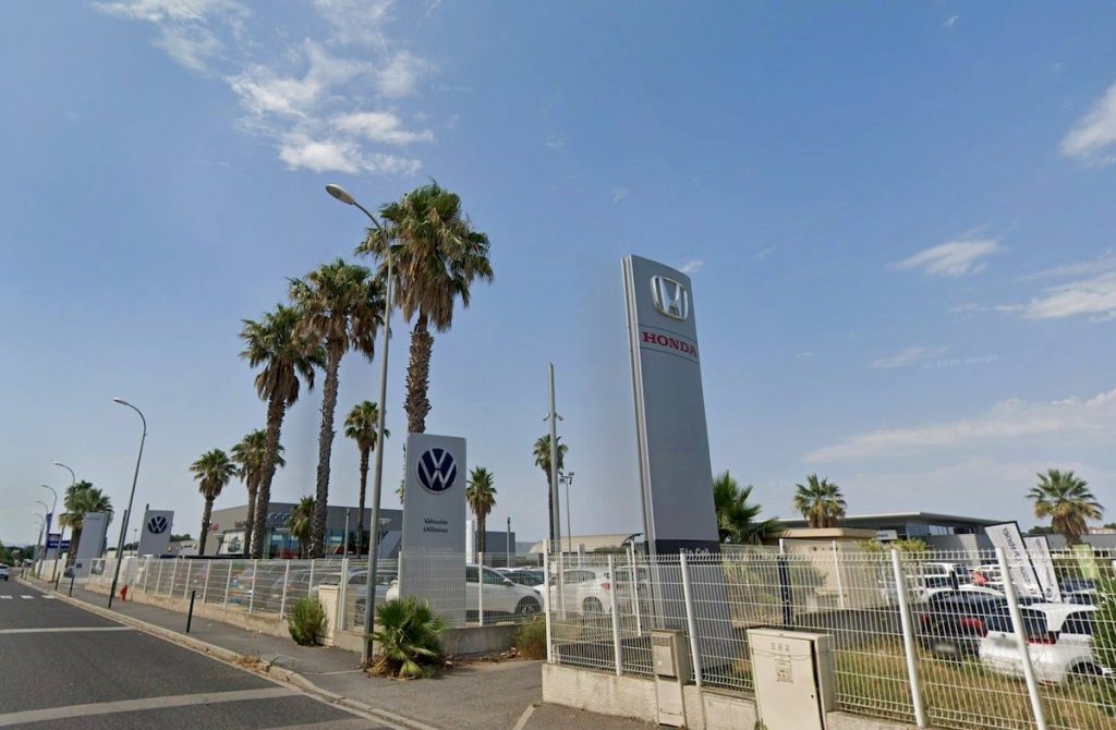 Dans les Pyrénées-Orientales, les immatriculations reculent tandis que les voitures électriques continuent de gagner du terrain.