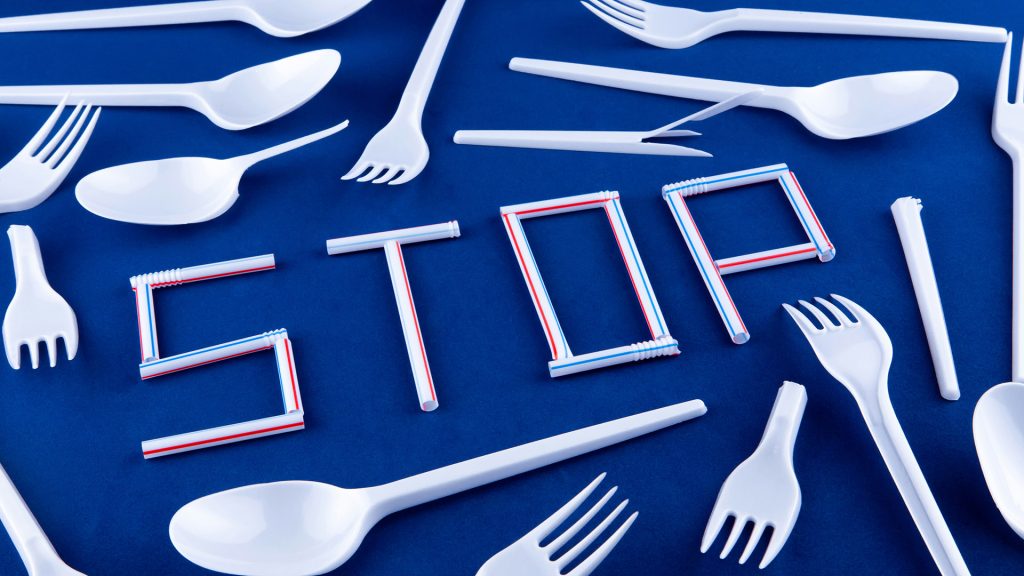 Des plasturgistes célèbrent la fin de l'interdiction du plastique dans les cantines : un cadeau aux conservateurs !