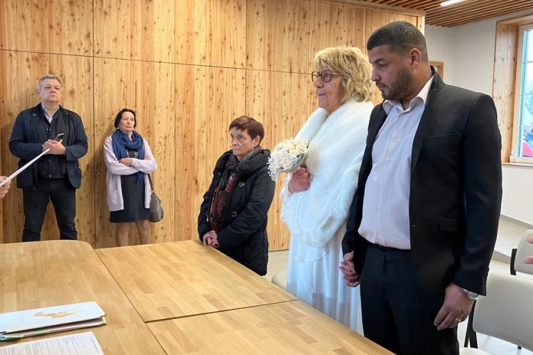 Suspicion de mariage blanc : un an après, Danielle espère toujours le retour de son mari, contraint de quitter la France