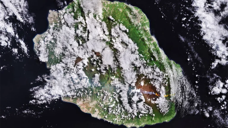 Éruption du Piton de la Fournaise : Quand la lave se mêle à la politique