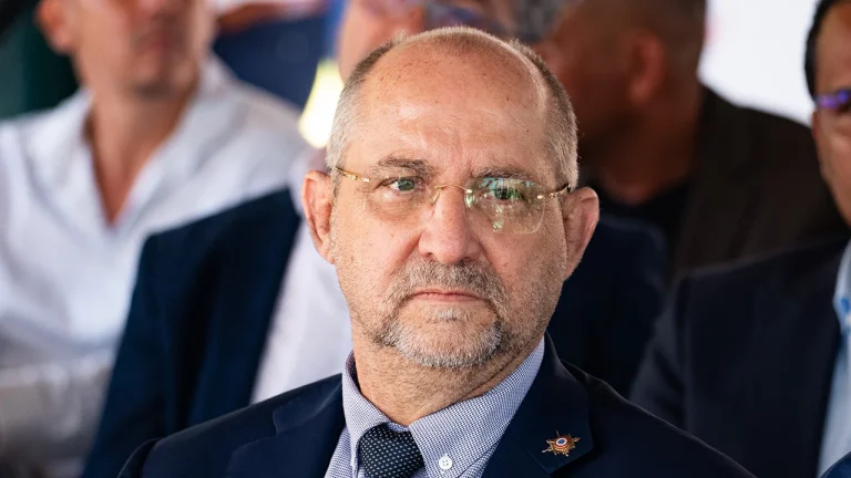 Carburants : La Réunion en ébullition, Fouassin sonne l’alarme à Bercy